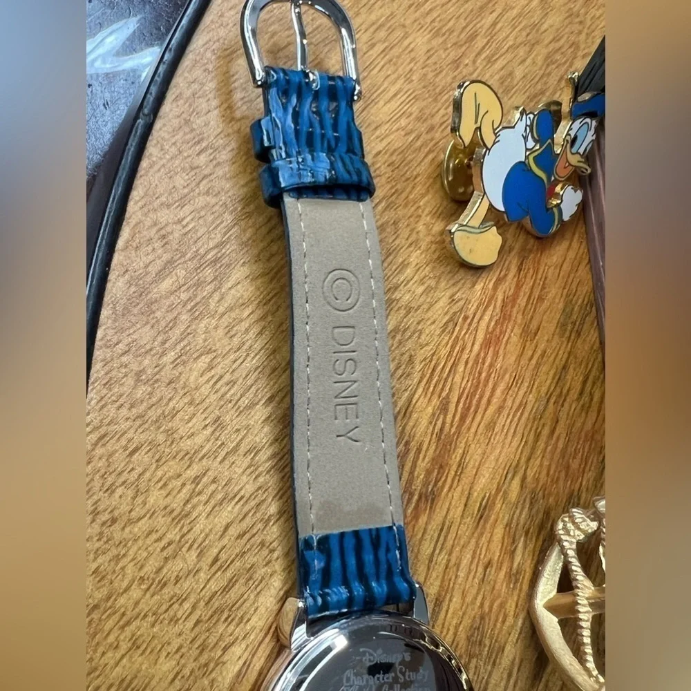 T20. Donald Duck Figure Character Study Watch Collection Made of Ceramic